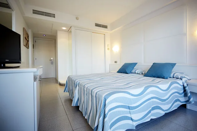 غرفة بسريرين منفصلين بإطلالة جزئية على البحر، Insotel Club Formentera Playa 3/7