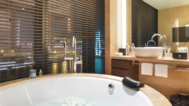 جناح بسرير كينج بإطلالة على النهر بغرفة نوم واحدة، Intercontinental Shanghai Expo Hotel 4/7