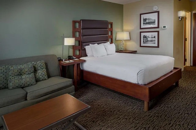 غرفة بسرير كوين مع أريكة، DoubleTree by Hilton Hotel Collinsville - St. Louis 5/6