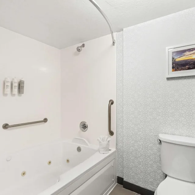جناح بسرير كينج بشرفة مع أريكة، Hampton Inn & Suites Goodyear 3/3