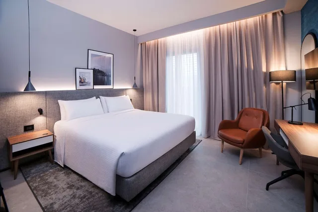 غرفة قياسية بسرير كينج، Radisson Hotel Naples Nola 1/3