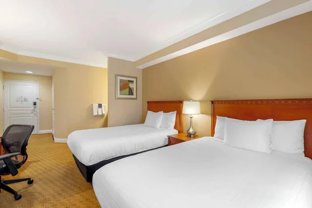 غرفة قياسية بسريرين مزدوجين لذوي الإعاقة، Best Western Plus Kingsland 1/4