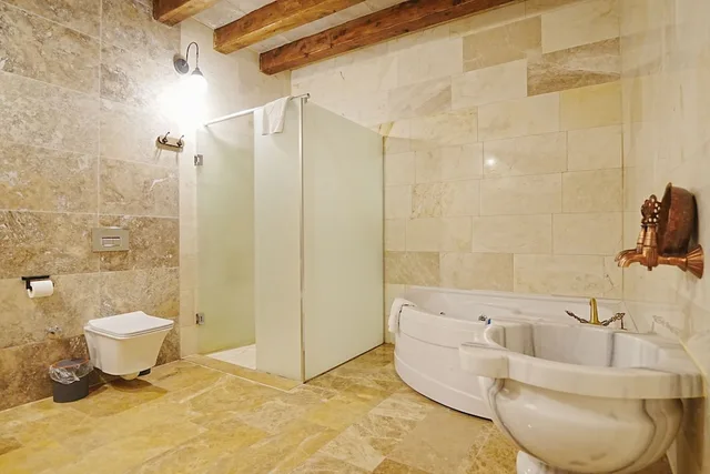 غرفة ديلوكس ثلاثية بسرير كينج وسرير فردي، Kayra cave suites 6/10