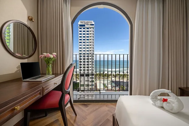 جناح بسرير كينج بإطلالة جزئية على البحر بحوض استحمام، Golden Lotus Luxury Hotel Da Nang 8/10