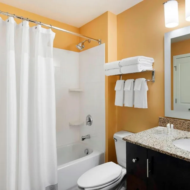 جناح تنفيذي بسرير كوين مع أريكة بحوض استحمام لذوي الإعاقة، TownePlace Suites by Marriott Harrisburg Hershey 4/6