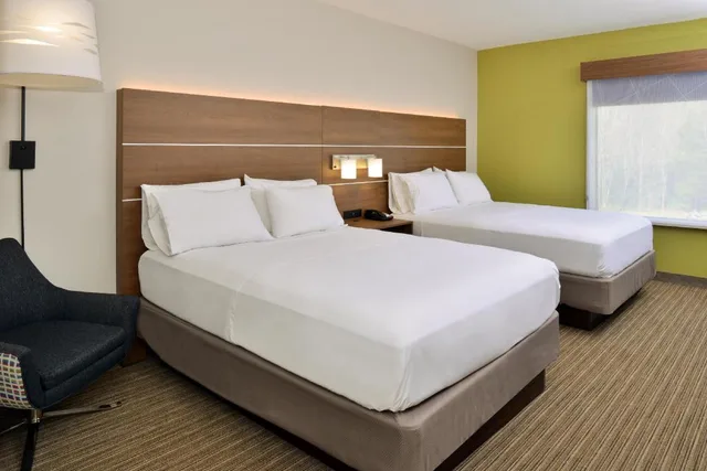 جناح بسريرين كوين مع أريكة بمنطقة جلوس، Holiday Inn Express Blowing Rock South 1/8