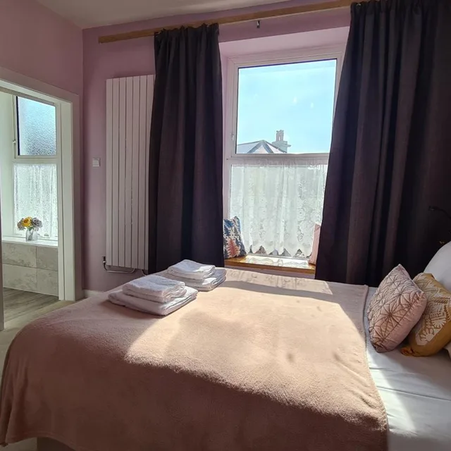غرفة بسرير مزدوج بحوض استحمام، The Torland Hotel 9/10