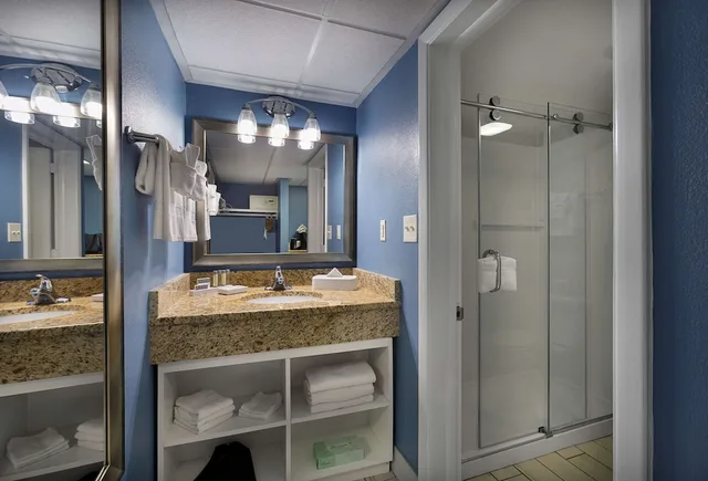 غرفة قياسية بسرير كينج بإطلالة جزئية على البحر لذوي الإعاقة، Dayton House Resort, BW Signature Collection 4/4