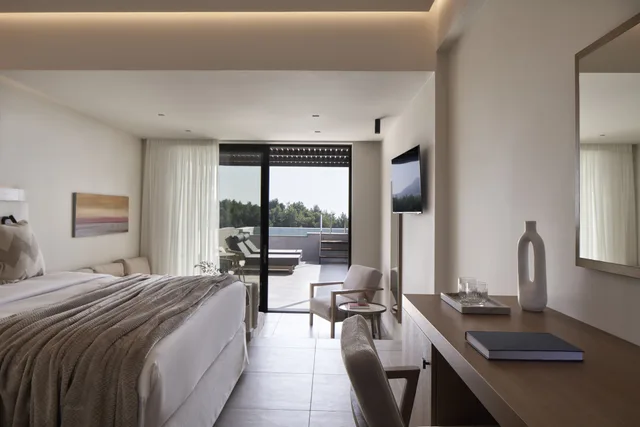 جناح ديلوكس بسريرين منفصلين بإطلالة على البحر مع أريكة بمسبح خاص، Celestial All Suites - Adults Only 3/5
