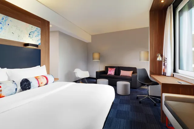 Suite, King Bed, ALOFT STUTTGART 1/8