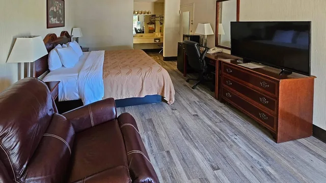 غرفة بسرير كينج لذوي الإعاقة، Quality Inn Ennis 4/5