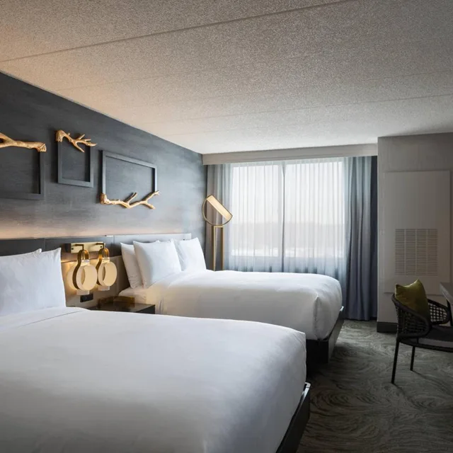 غرفة بسريرين مزدوجين، Renaissance Chicago North Shore Hotel 11/17