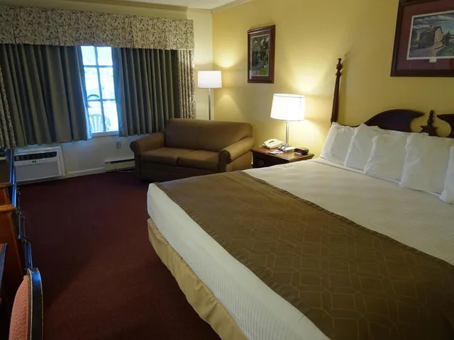 Room, King Bed, Bird-in-Hand Family Inn 1/3