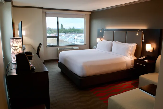 غرفة تنفيذية بسرير كينج، Holiday Inn Vancouver Airport Richmond 1/3