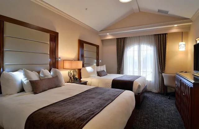جناح بسرير كينج وسريرين كوين مع أريكة بمطبخ، Eden Resort And Suites, BW Premier Collection 1/4
