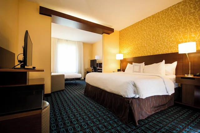 Room, King Bed, Sofa, Accessible, Fairfield Inn Suites Cambridge 2/4