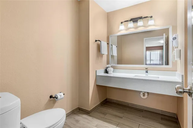 Suite, King Bed, QUALITY INN AND SUITES PLANO EAST RICHARDSON 3/4
