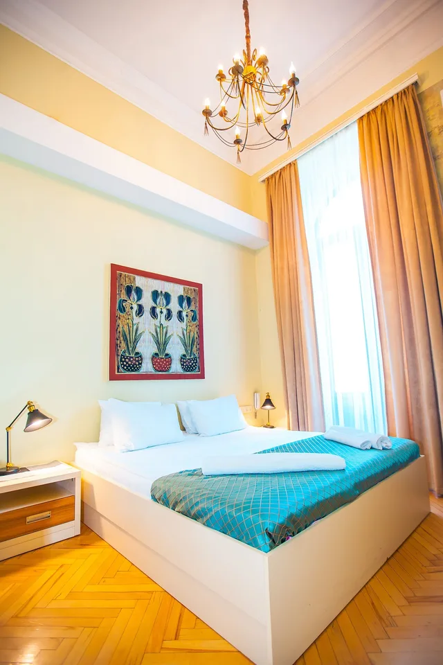 غرفة كلاسيكية بسرير كينج بشرفة، Hotel Rustaveli 1/9