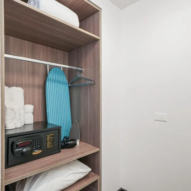 جناح ديلوكس بسرير كينج وسرير كوين بغرفة نوم واحدة لذوي الإعاقة، Metropole Suites South Beach 6/6