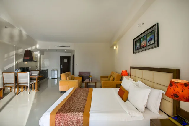 غرفة بريميير بسرير كينج بإطلالة على البحر، Royal Tulip Sea Pearl Beach Resort & Spa 1/1