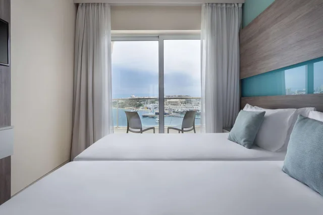 غرفة قياسية بسريرين منفصلين بإطلالة على البحر، 115 The Strand Hotel And Suites 2/7