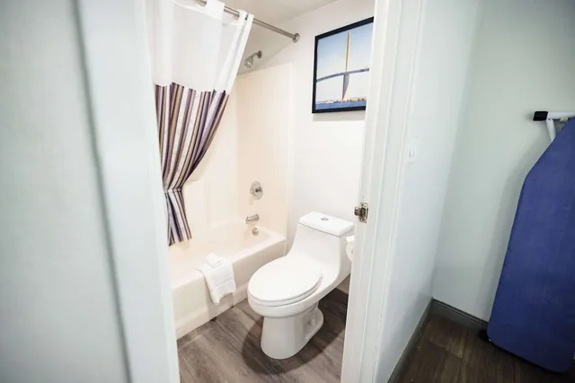 Room, King Bed, La Quinta Inn by Wyndham Tampa Near Busch Gardens 8/9