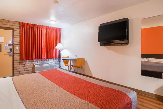 1 King Bed Mobil Access Tub Nsmk Micfridg، Motel6 Safford, AZ 4/10