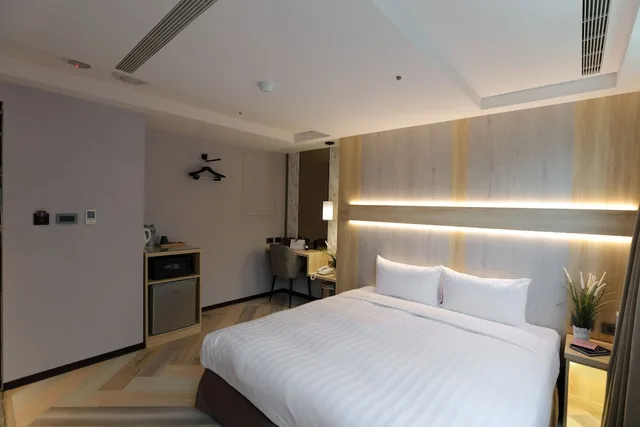 غرفة ديلوكس بسرير كوين بحوض استحمام، Silken Hotel 1/3