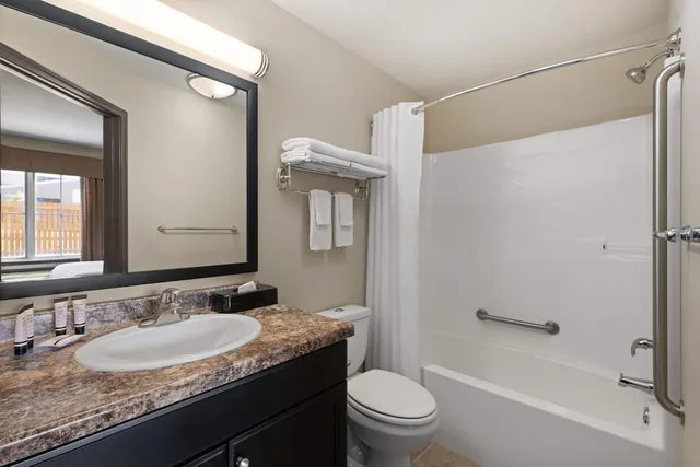غرفة بسرير كوين يُسمح فيها بالحيوانات الأليفة، Travelodge Suites by Wyndham Estevan 6/8