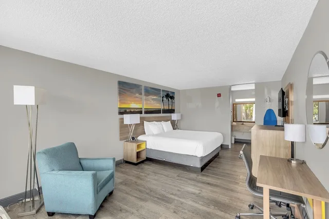 غرفة قياسية بسرير كينج، Days Inn by Wyndham Titusville Kennedy Space Center 3/6