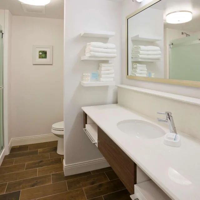 Room, King Bed, 2 Queen Beds, Accessible, Hampton Inn Bloomington West 5/5