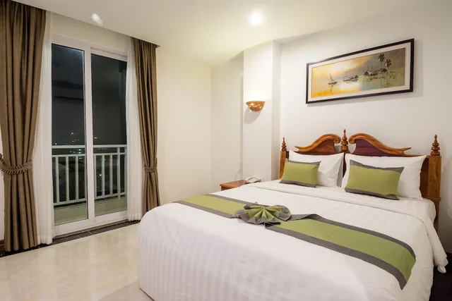 غرفة سوبيريور بسرير كينج بإطلالة على المدينة، RELAX HOTEL 1/3