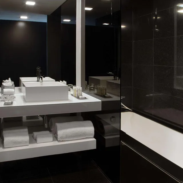 غرفة بسرير كينج بشرفة بإطلالة، Doubletree By Hilton Lisbon Fontana Park 7/7