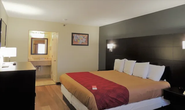 Standard, King Bed, Econo Lodge Freeport - Brunswick Area 4/10
