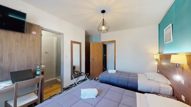 غرفة كومفورت ثلاثية بسرير مزدوج وسرير فردي، Hotel Les Pieux 10/10