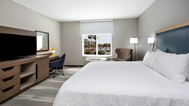 غرفة بسرير مزدوج بإطلالة لذوي الإعاقة، Hampton Inn and Suites San Diego Airport Liberty Station 1/4