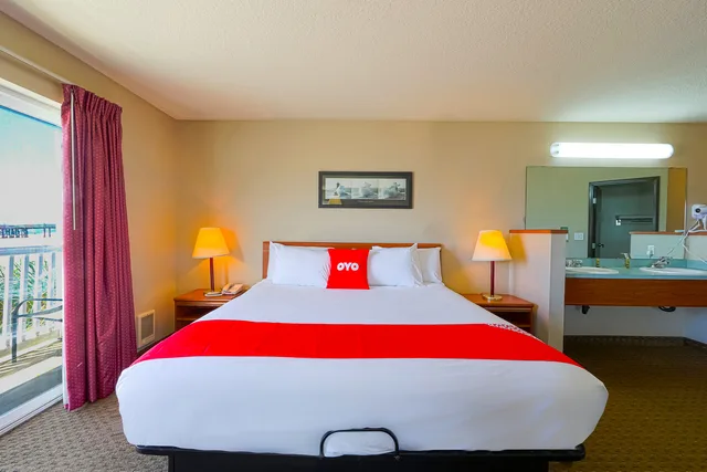غرفة بسرير كينج بإطلالة على البحر، Siletz Bay Beachfront Hotel by OYO Lincoln City 2/4
