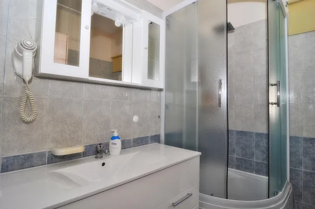 شقة بشرفة بـ3 غرف نوم بإطلالة جزئية على البحر، Villa Vanilla 7/8