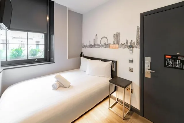 غرفة بسرير مزدوج لذوي الإعاقة، easyHotel London Victoria 3/6