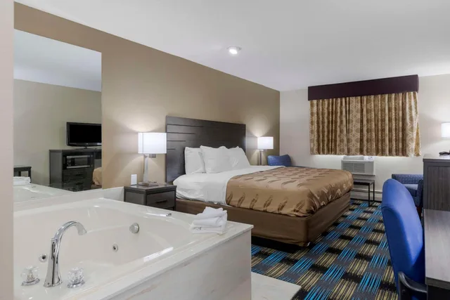 غرفة بسرير كينج بحوض جاكوزي، Rodeway Inn Grandville - Grand Rapids 8/10