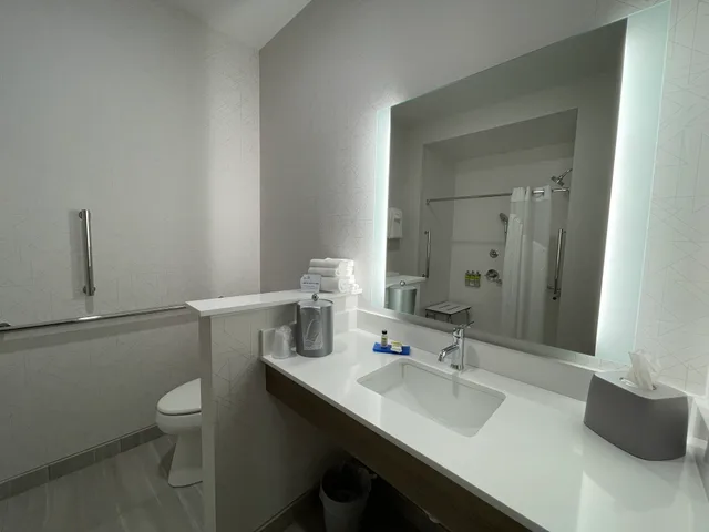غرفة بسرير كينج لذوي الإعاقة، Holiday Inn Express & Suites Ft. Smith Airport, an IHG Hotel 2/2