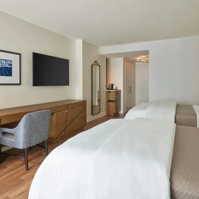 غرفة كبيرة بسريرين كوين بحوض استحمام لذوي الإعاقة، The Westin Austin Downtown 6/10