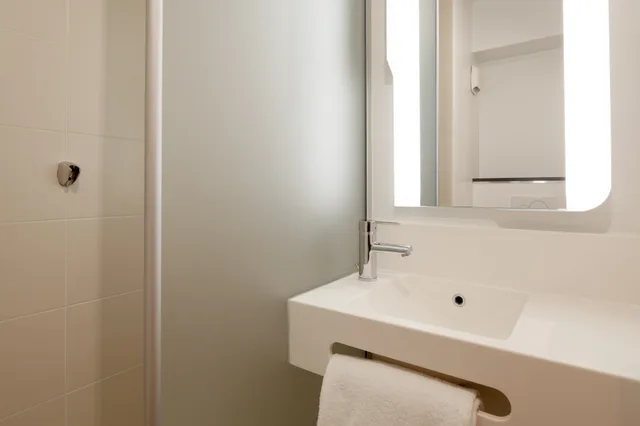 غرفة قياسية ثلاثية، B&B Hotel Nanterre Rueil-Malmaison 2/2