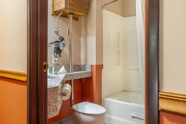 غرفة بسرير كينج بحوض جاكوزي، Quality Inn & Suites Prairie Du Chien 3/3