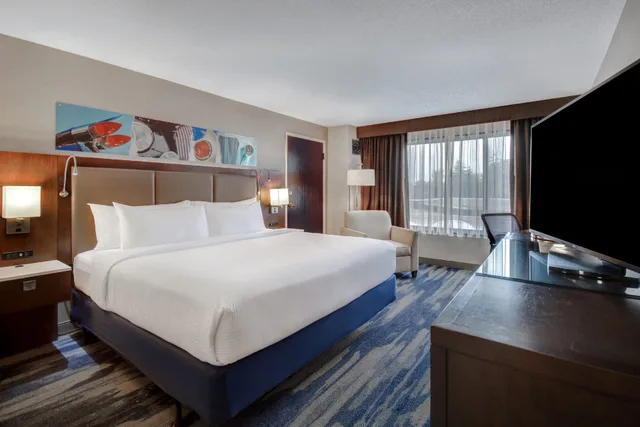 Room, King Bed, Accessible, Crowne Plaza Auburn Hills 7/10