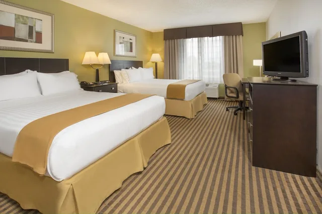 غرفة بسرير كينج لذوي الإعاقة، Holiday Inn Express Kalamazoo 3/9