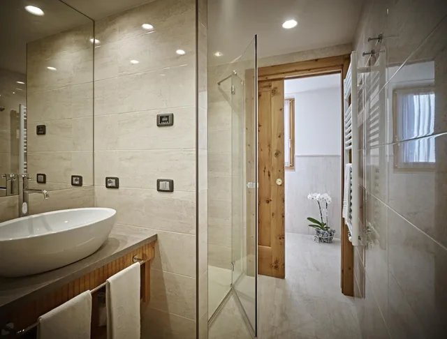 جناح فاخر، Cerana Relax 1/1