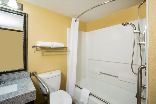 غرفة بسرير كينج لذوي الإعاقة، Quality Inn Merriam Kansas City 5/5