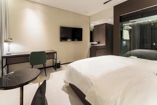 غرفة ديلوكس بسرير كينج بشرفة، Hotel SoulHada Incheon 2/6
