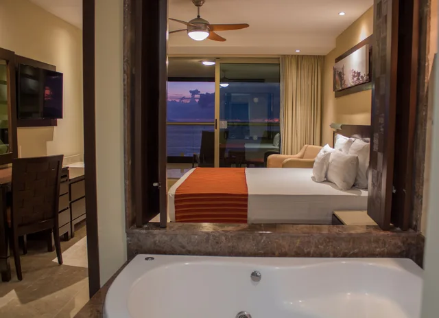 Suite, King Bed, Ocean Front, Sofa, Hot Tub، Sunset Plaza Beach Resort 2/4